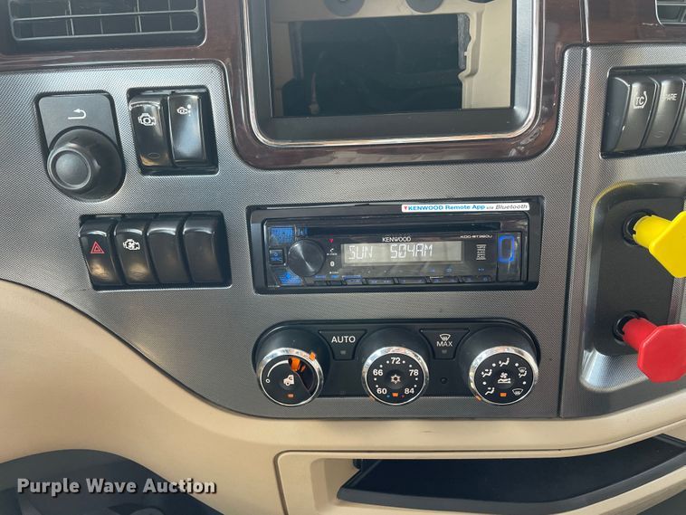 image for item DJ5019 2017 Peterbilt 579  semi truck