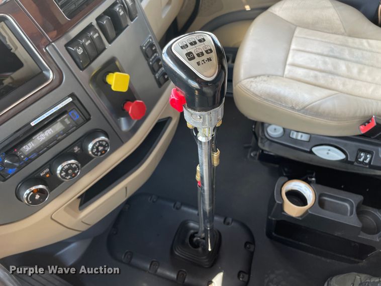 image for item DJ5019 2017 Peterbilt 579  semi truck