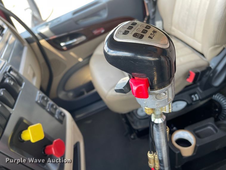 image for item DJ5019 2017 Peterbilt 579  semi truck