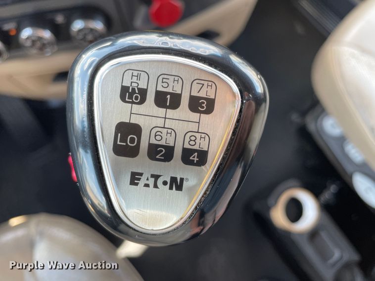 image for item DJ5019 2017 Peterbilt 579  semi truck