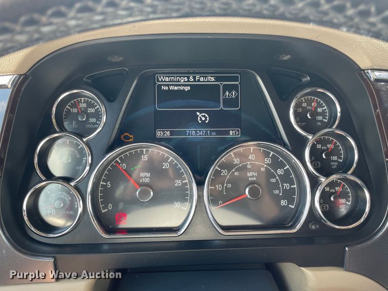 image for item DJ5019 2017 Peterbilt 579  semi truck