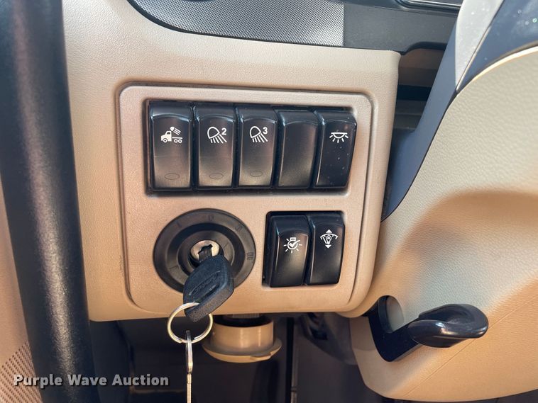 image for item DJ5019 2017 Peterbilt 579  semi truck