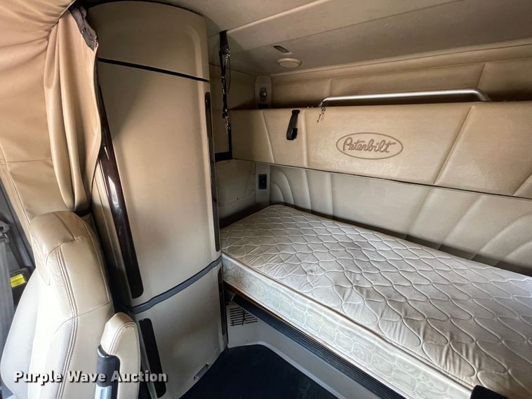 image for item DJ5019 2017 Peterbilt 579  semi truck