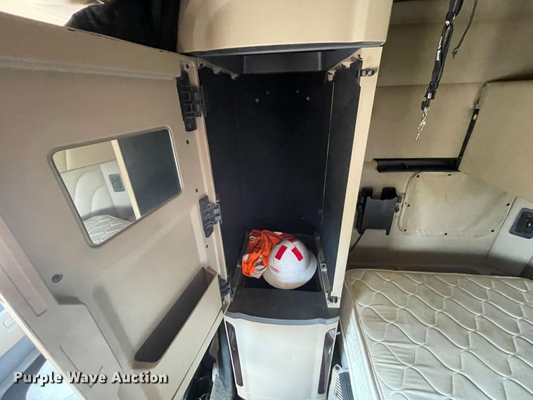 image for item DJ5019 2017 Peterbilt 579  semi truck