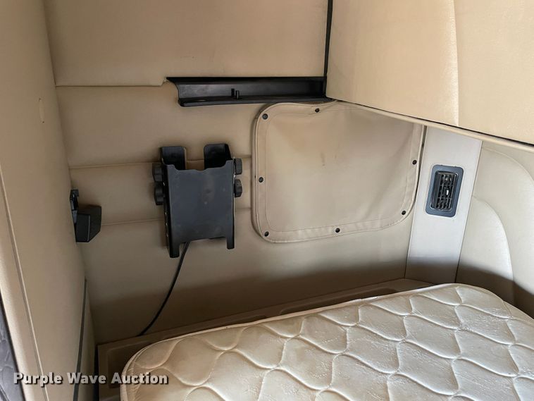 image for item DJ5019 2017 Peterbilt 579  semi truck