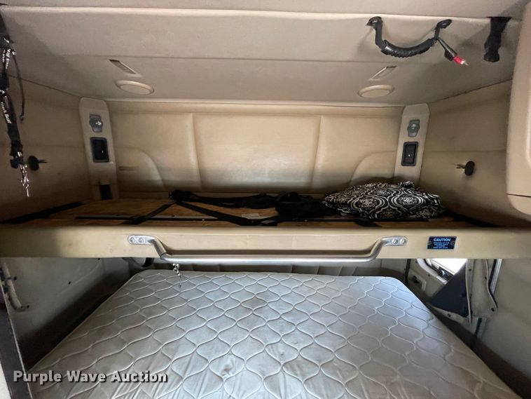 image for item DJ5019 2017 Peterbilt 579  semi truck