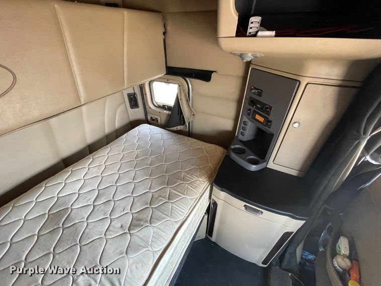 image for item DJ5019 2017 Peterbilt 579  semi truck