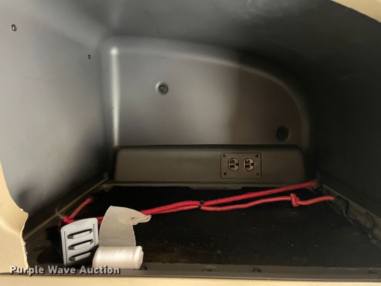 image for item DJ5019 2017 Peterbilt 579  semi truck