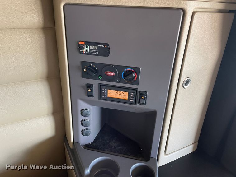 image for item DJ5019 2017 Peterbilt 579  semi truck