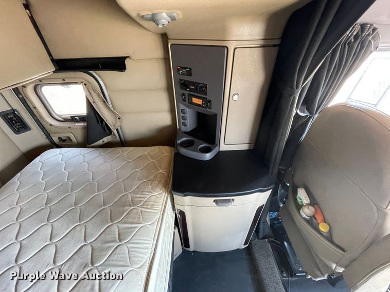 image for item DJ5019 2017 Peterbilt 579  semi truck