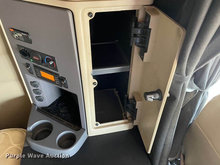 image for item DJ5019 2017 Peterbilt 579  semi truck