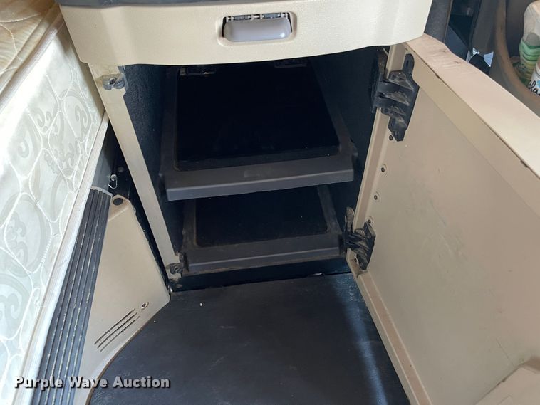 image for item DJ5019 2017 Peterbilt 579  semi truck