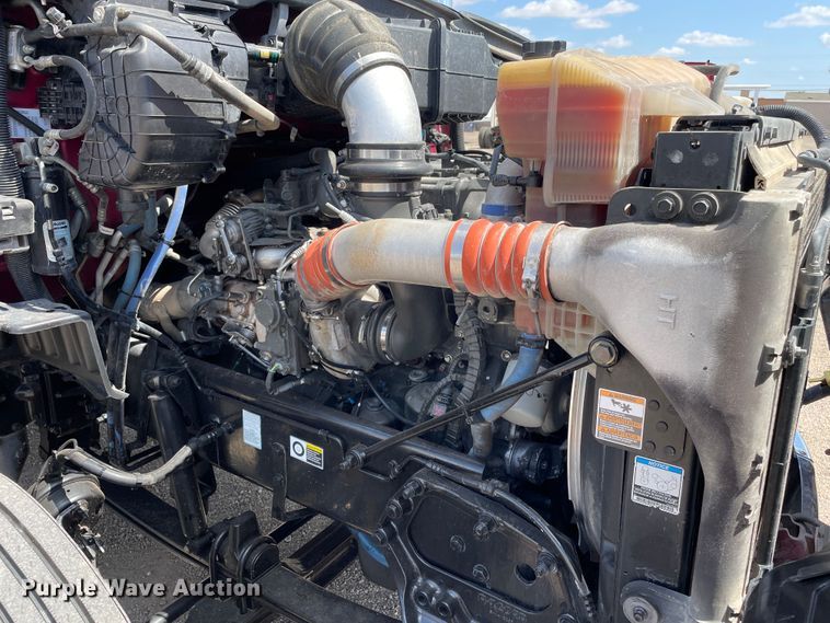 image for item DJ5019 2017 Peterbilt 579  semi truck