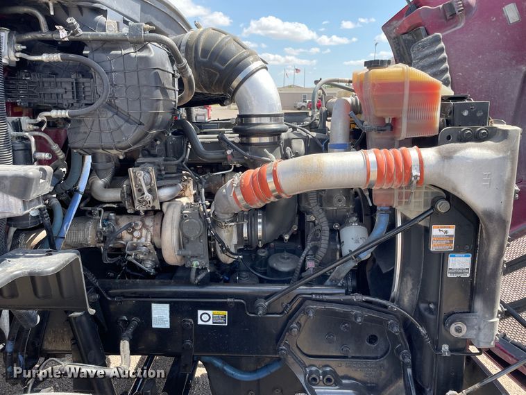 image for item DJ5019 2017 Peterbilt 579  semi truck