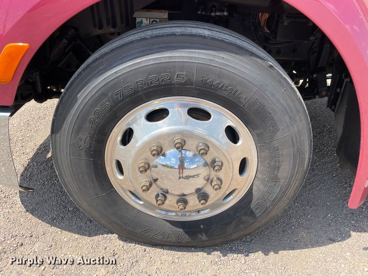 image for item DJ5019 2017 Peterbilt 579  semi truck
