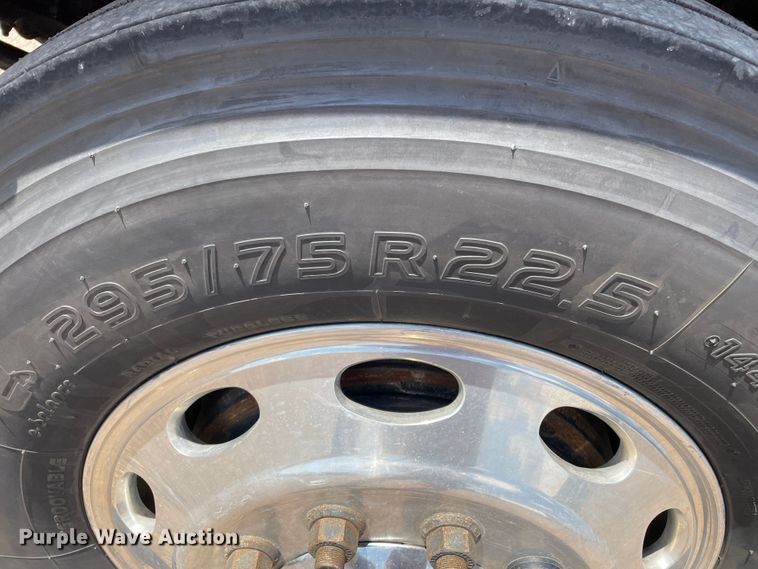 image for item DJ5019 2017 Peterbilt 579  semi truck