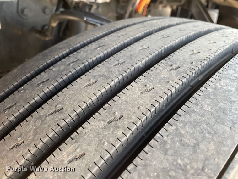 image for item DJ5019 2017 Peterbilt 579  semi truck