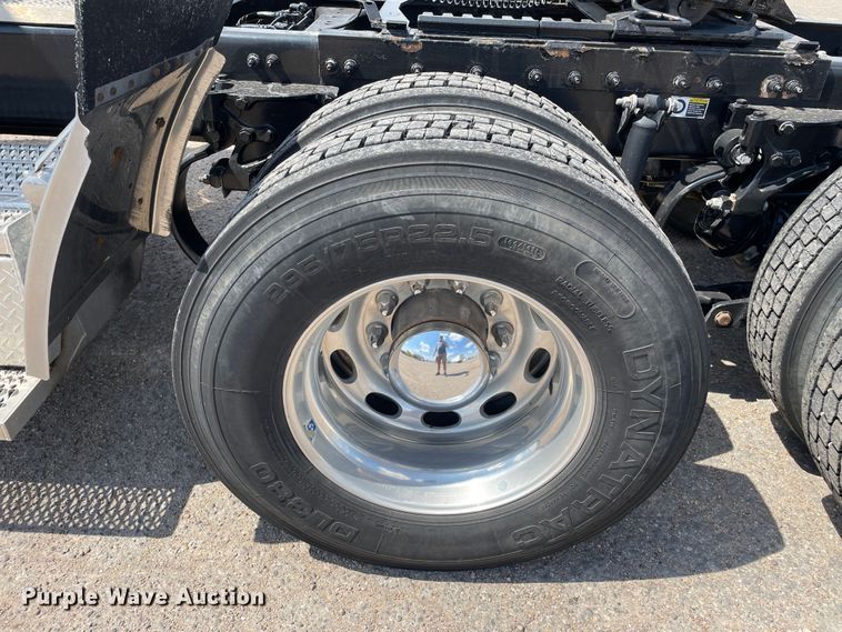 image for item DJ5019 2017 Peterbilt 579  semi truck