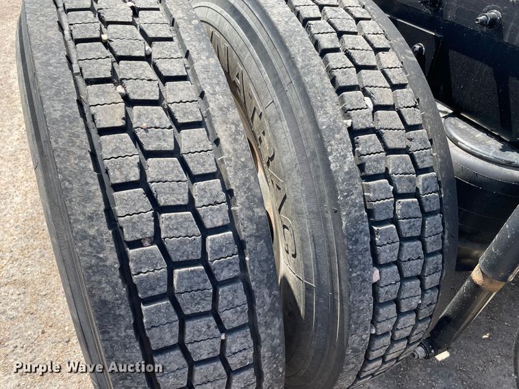 image for item DJ5019 2017 Peterbilt 579  semi truck