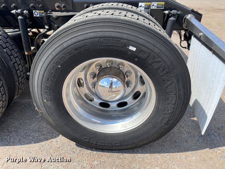 image for item DJ5019 2017 Peterbilt 579  semi truck