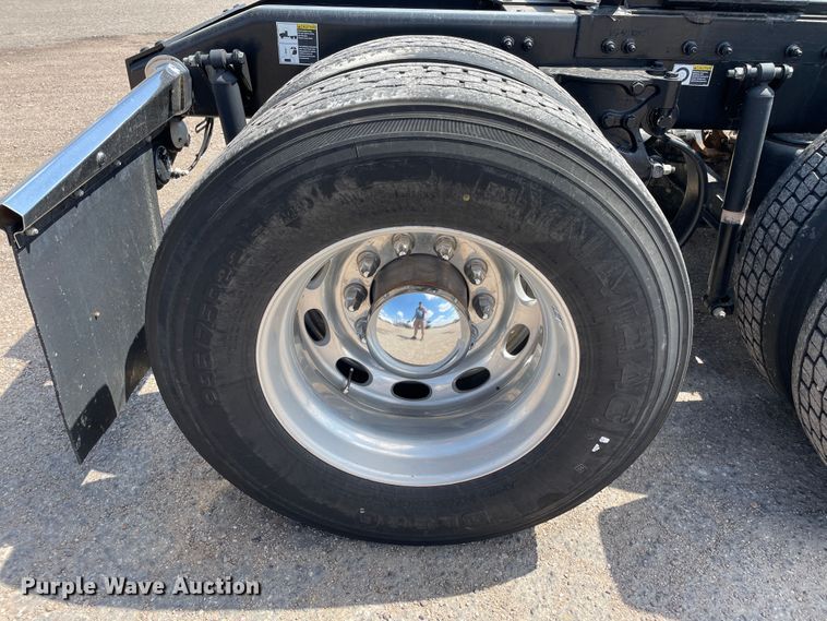 image for item DJ5019 2017 Peterbilt 579  semi truck