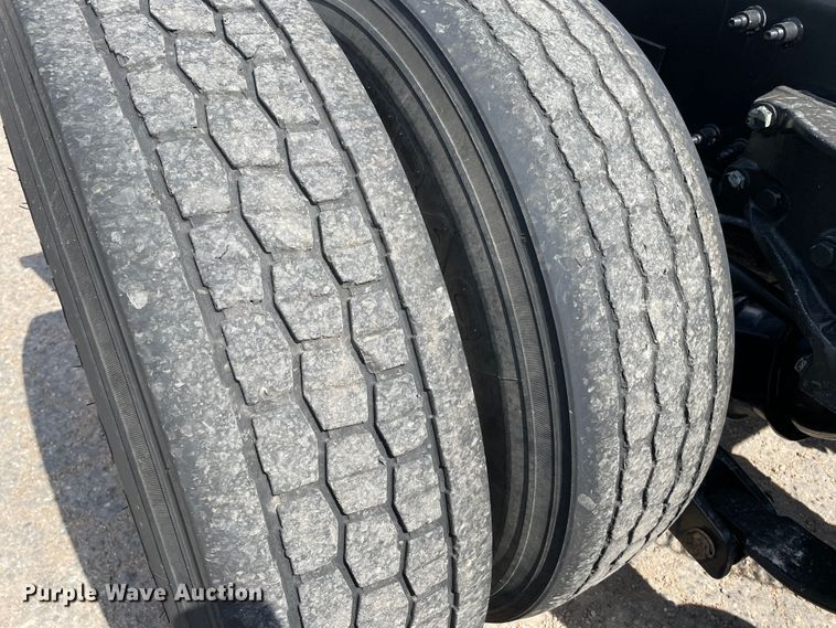 image for item DJ5019 2017 Peterbilt 579  semi truck