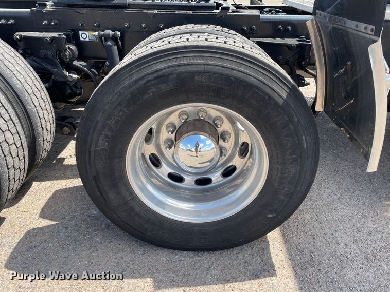 image for item DJ5019 2017 Peterbilt 579  semi truck