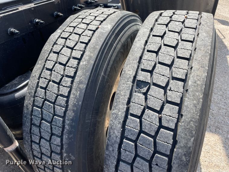 image for item DJ5019 2017 Peterbilt 579  semi truck