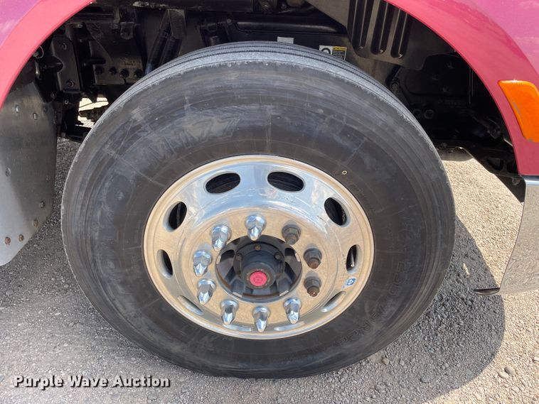 image for item DJ5019 2017 Peterbilt 579  semi truck