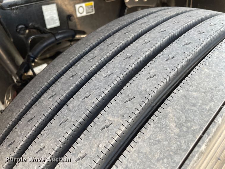 image for item DJ5019 2017 Peterbilt 579  semi truck