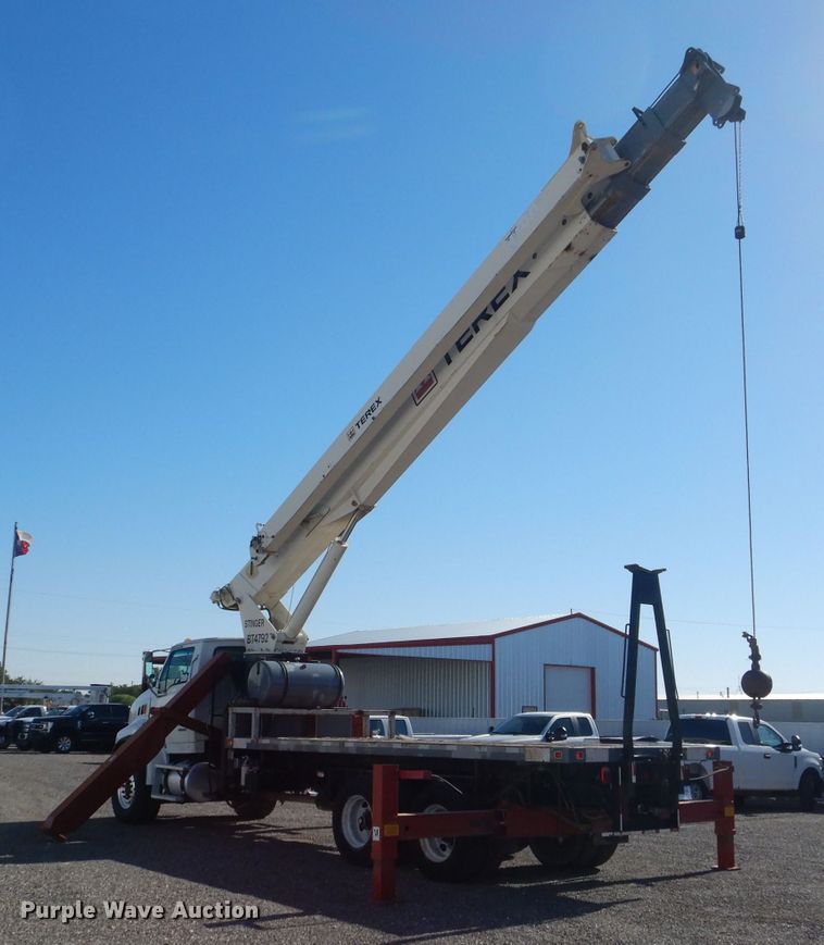 image for item DJ8959 2006 Sterling L9500  crane truck