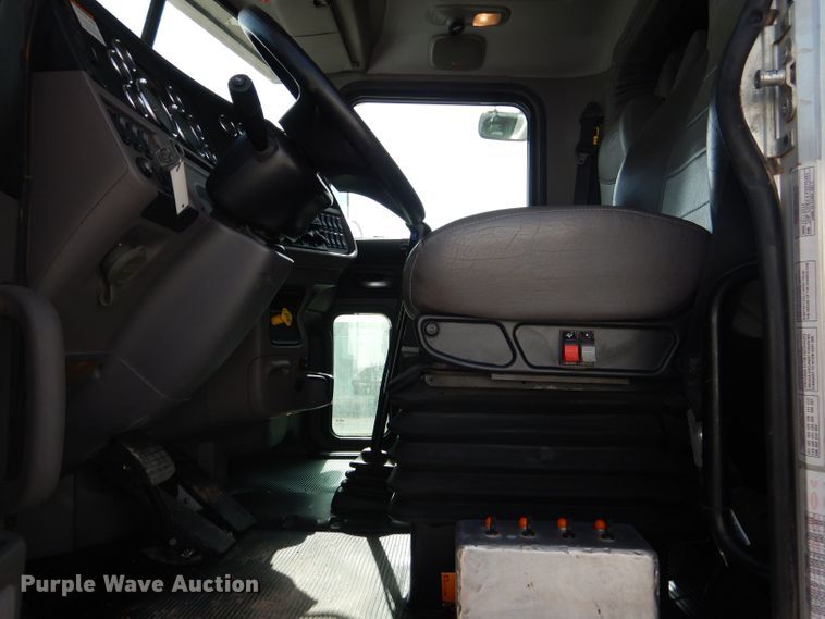 image for item DJ8964 2015 Peterbilt 365 crane truck