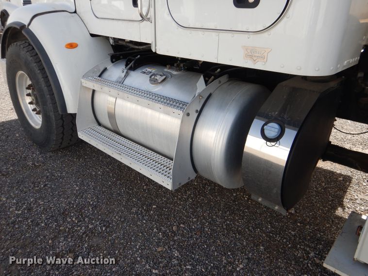 image for item DJ8964 2015 Peterbilt 365 crane truck