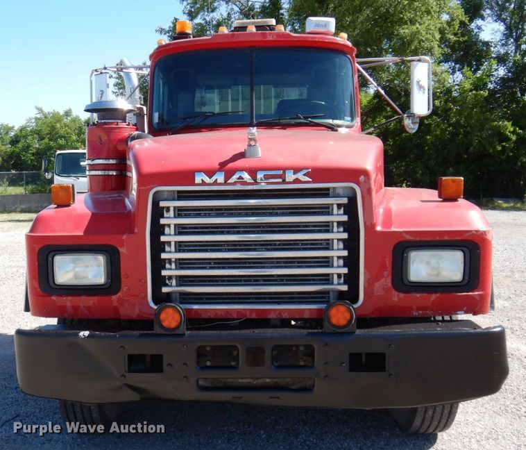 image for item DK0479 2000 Mack RD690S  semi truck