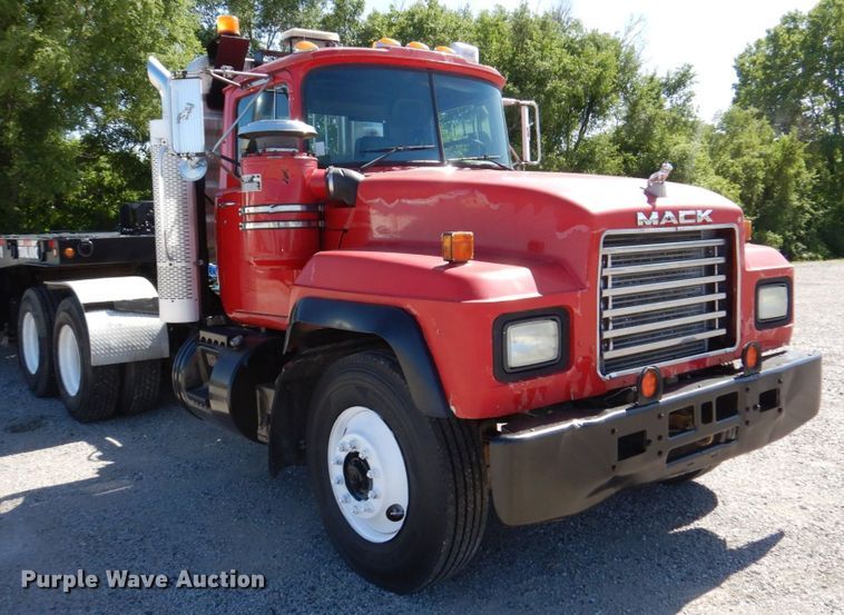 image for item DK0479 2000 Mack RD690S  semi truck