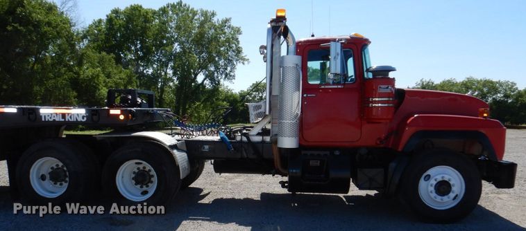 image for item DK0479 2000 Mack RD690S  semi truck