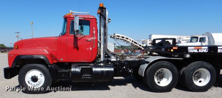 image for item DK0479 2000 Mack RD690S  semi truck