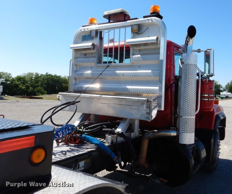 image for item DK0479 2000 Mack RD690S  semi truck