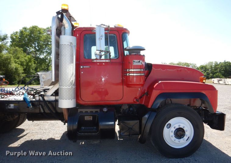 image for item DK0479 2000 Mack RD690S  semi truck