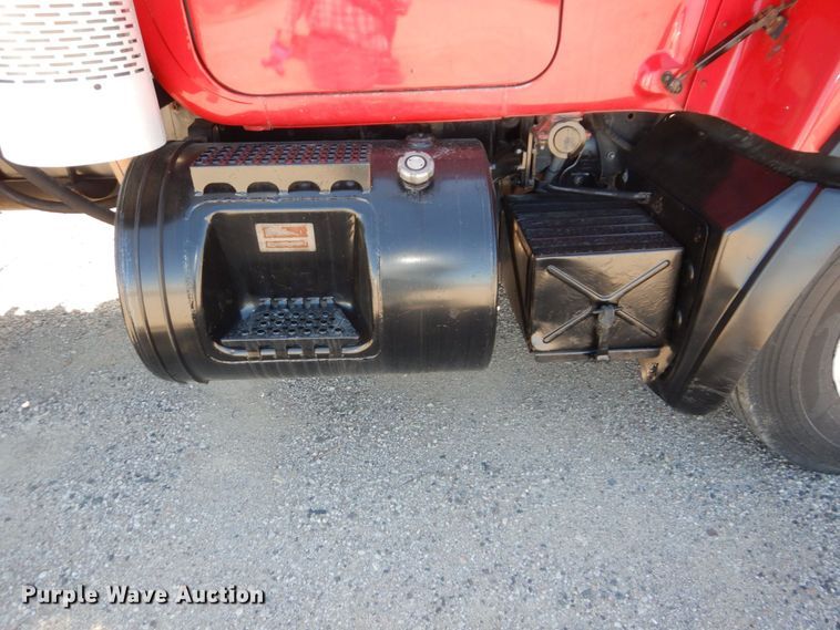 image for item DK0479 2000 Mack RD690S  semi truck