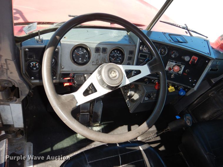 image for item DK0479 2000 Mack RD690S  semi truck