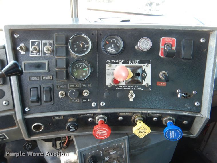 image for item DK0479 2000 Mack RD690S  semi truck