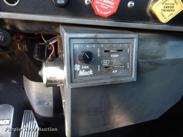 image for item DK0479 2000 Mack RD690S  semi truck