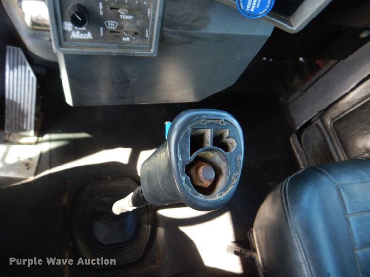 image for item DK0479 2000 Mack RD690S  semi truck