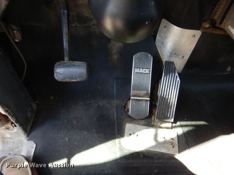 image for item DK0479 2000 Mack RD690S  semi truck