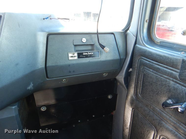 image for item DK0479 2000 Mack RD690S  semi truck