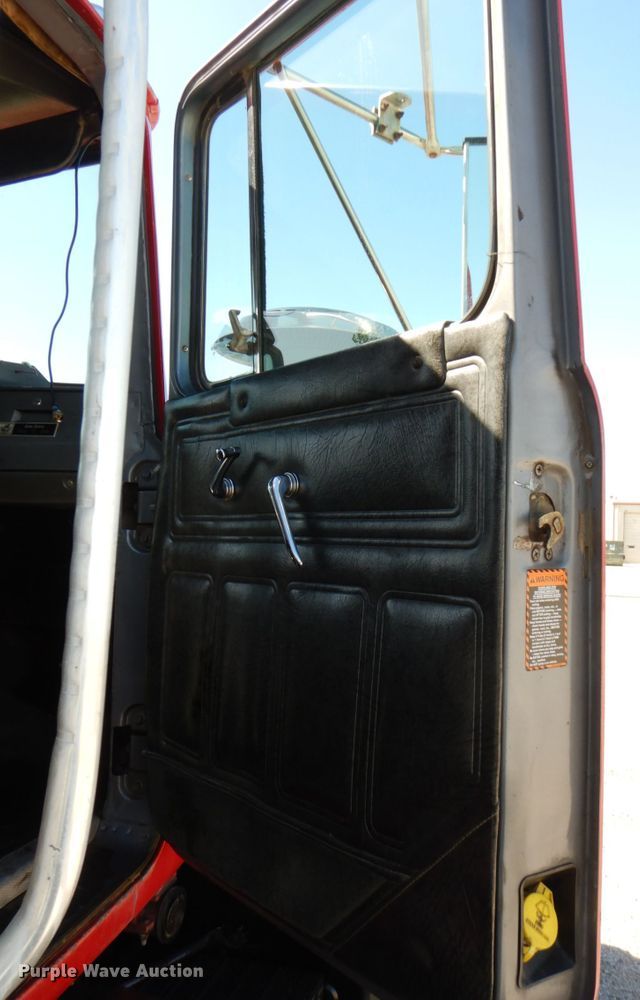 image for item DK0479 2000 Mack RD690S  semi truck