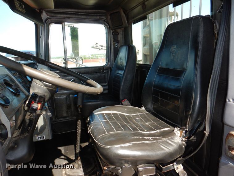 image for item DK0479 2000 Mack RD690S  semi truck