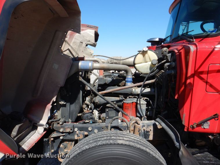 image for item DK0479 2000 Mack RD690S  semi truck