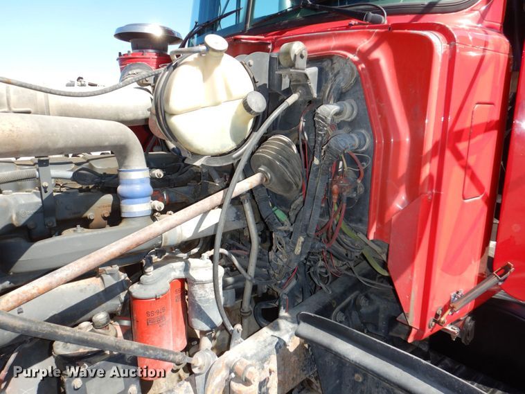 image for item DK0479 2000 Mack RD690S  semi truck